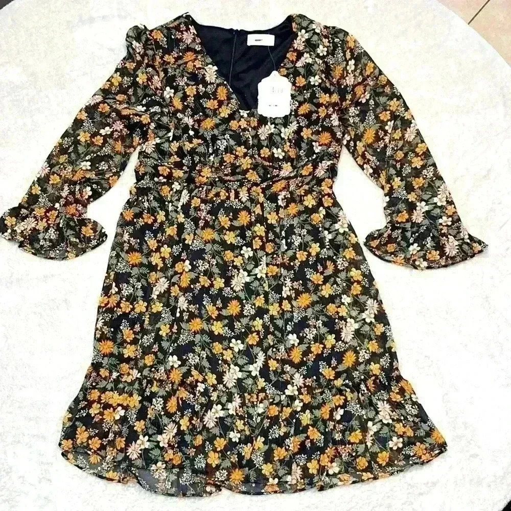 Altar'd State Beautiful Floral Print Dress Size Medium NWT